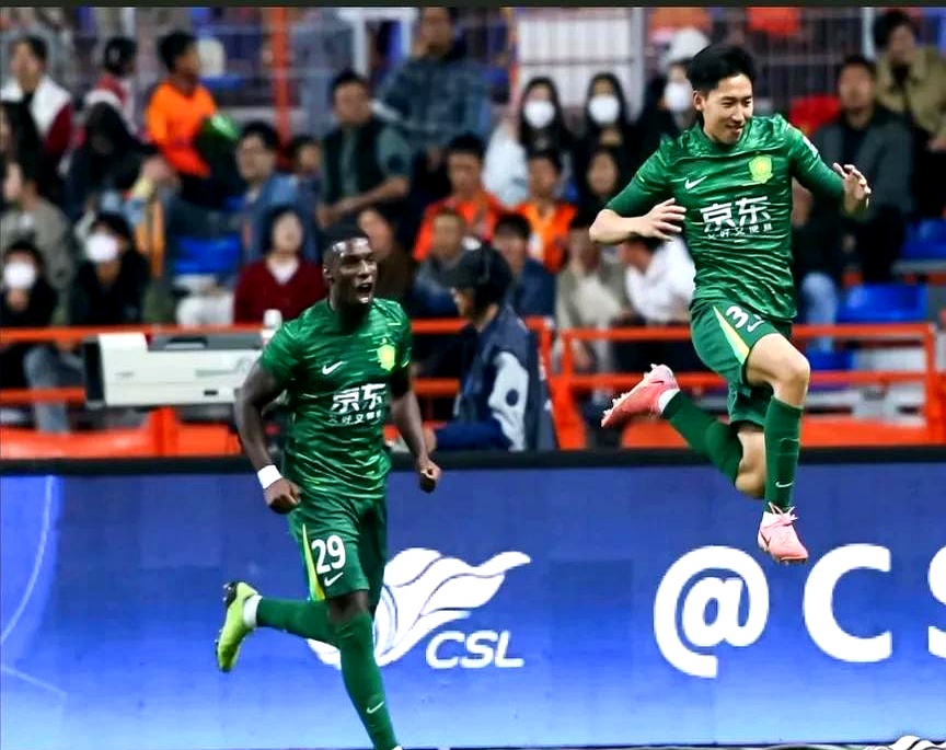开云体育下载-北京国安训练开放日，窗口期手感冰凉引观众欢呼，荷甲在即，临场指挥获称赞(保安训练口令怎么喊)