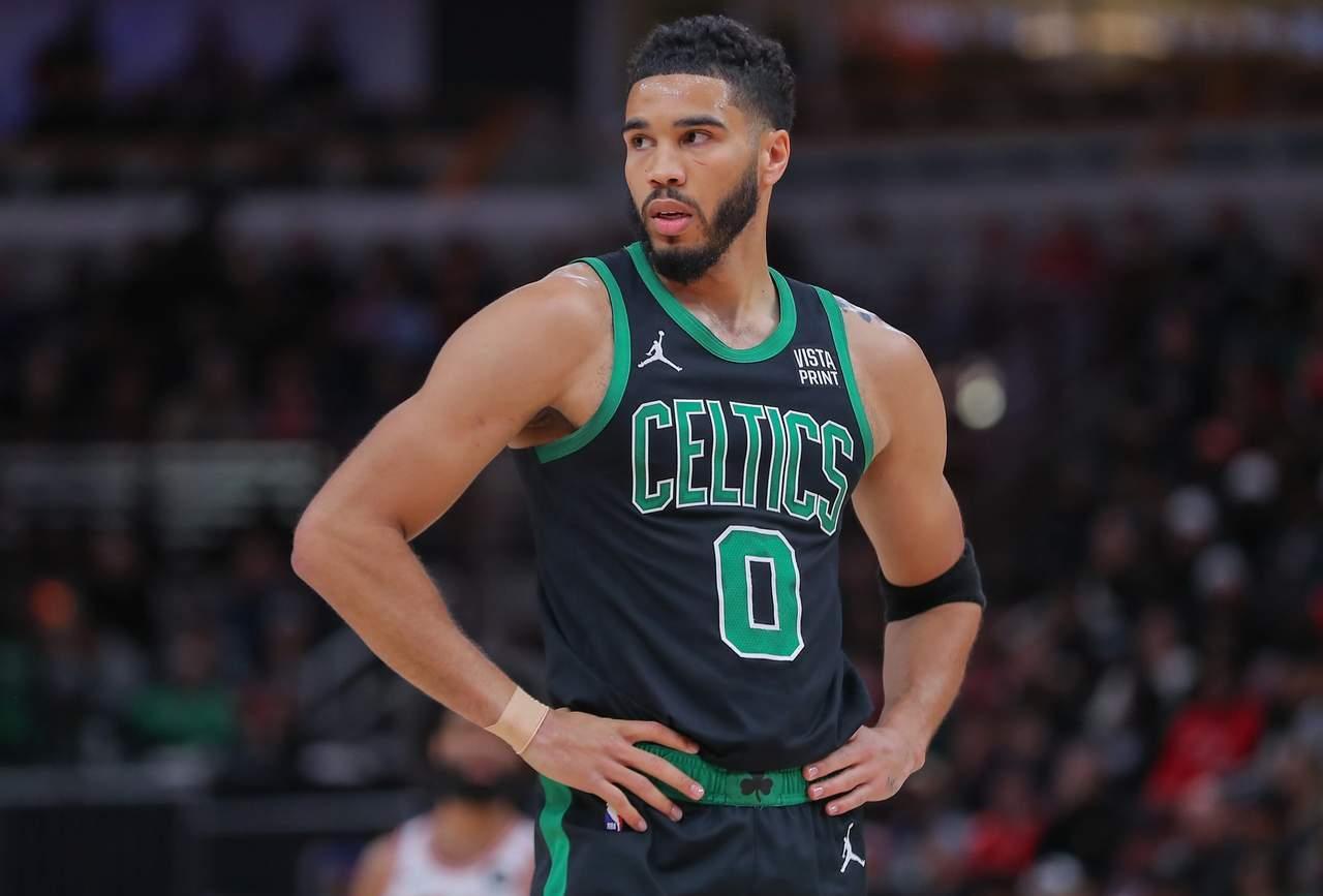 开云体育入口-包含波士顿凯尔特人训练开放日；赛前豪取连胜引观众欢呼；NBA季后赛在即；纪律约束更严格的词条